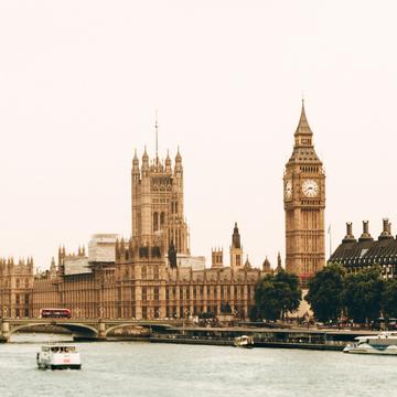 lanscape photograph of the Houses of Parliament and Big Ben