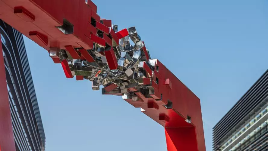 Photo of abstract cubicular sculpture