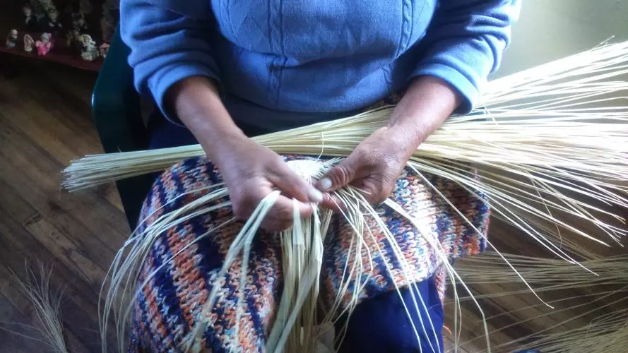 Hands weaving