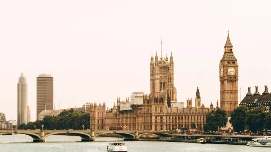 lanscape photograph of the Houses of Parliament and Big Ben
