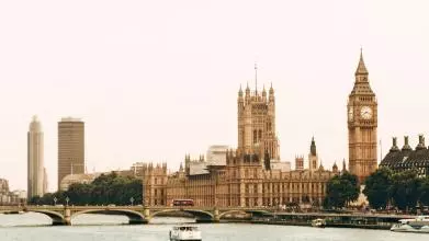 lanscape photograph of the Houses of Parliament and Big Ben